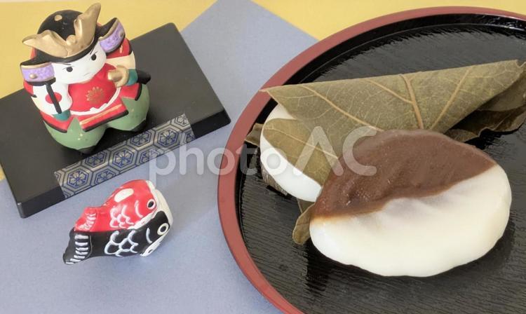 柏餅とべこ餅   五月人形と鯉のぼり 柏餅,べこ餅,五月人形の写真素材