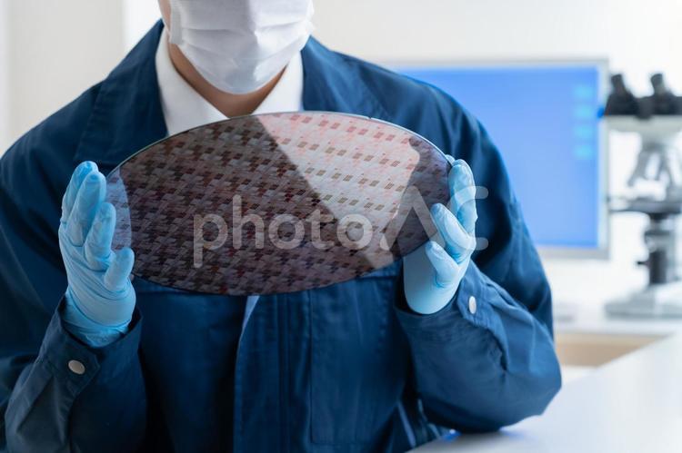 ウェハーを検査するエンジニア エンジニア,ウェハー,研究の写真素材