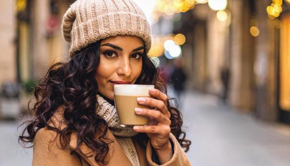 コーヒーを飲む外国人女性のポートレート コーヒーを飲む外国人女性のポートレートの写真