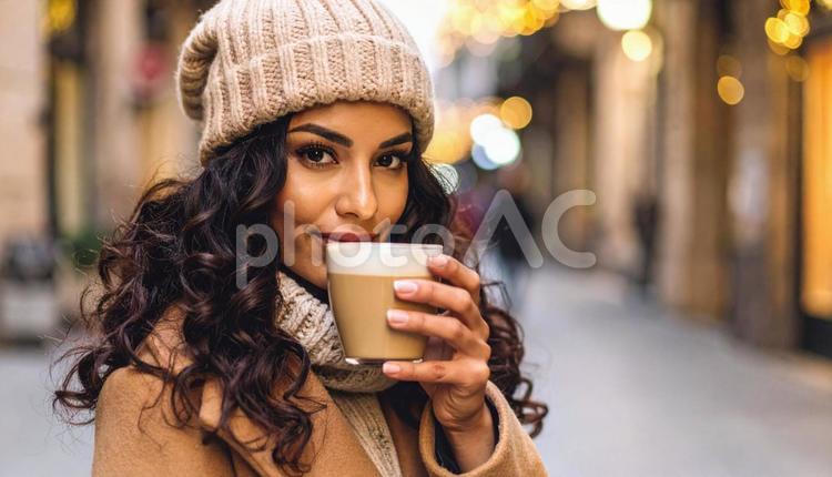 コーヒーを飲む外国人女性のポートレート 女性,コーヒー,カフェの写真素材