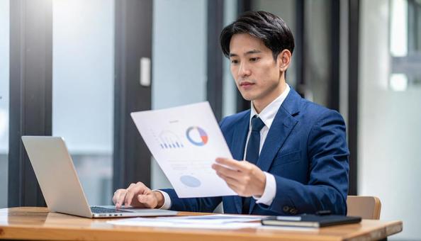 資料作成・分析をするビジネスマンの写真