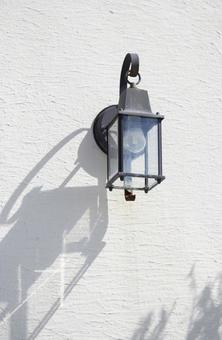 アンティーク風ランプ　街灯　外 ランプ,アンティーク,白壁の写真素材