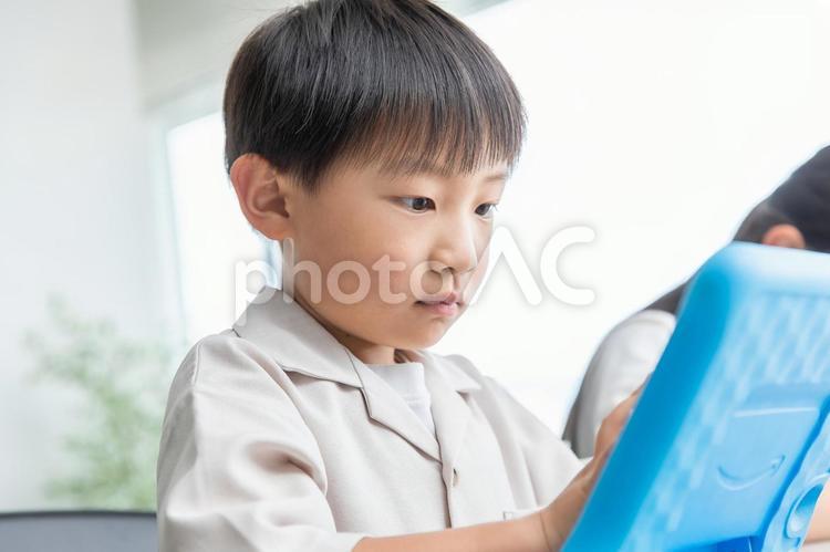 タブレット学習する子ども　learn 塾,学習塾,習い事の写真素材