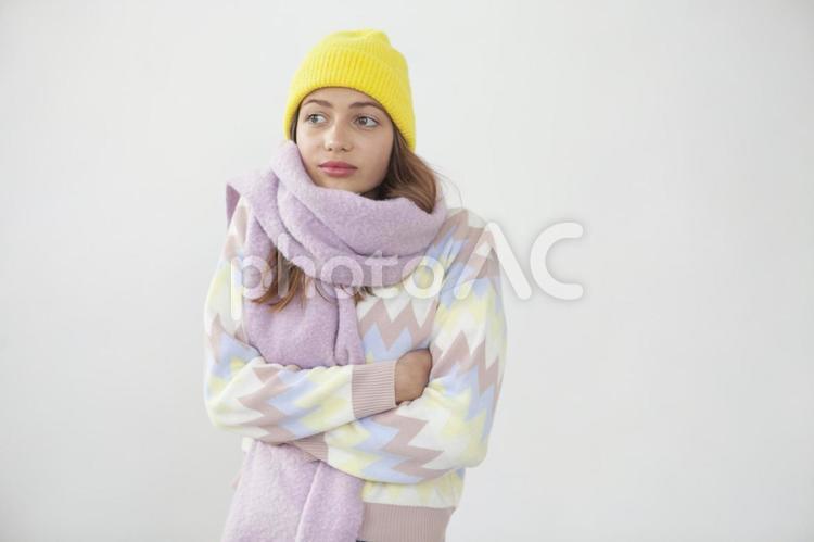 マフラーとニット帽を着けて腕組みをする女性1 冬,防寒,女性の写真素材