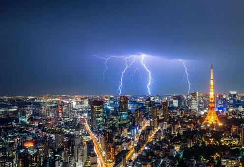 雨上がりの都会に光る稲妻 雨上がりの都会に光る稲妻の写真