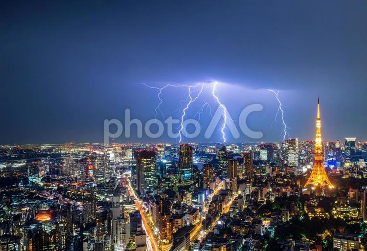 雨上がりの都会に光る稲妻 雷,カミナリ,夜景の写真素材
