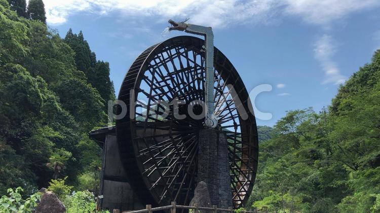 木製の水車 水車,空,山の写真素材