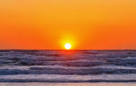 秋の夕陽と荒波日本海 夕陽,夕日,海の写真素材