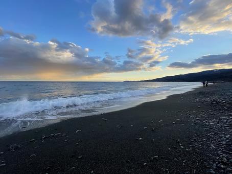 波打ち際と夕暮れの海 波打ち際と夕暮れの海の写真