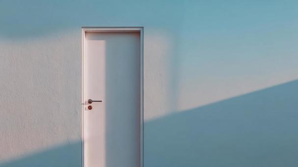 白い壁とシンプルなドア、差し込む光 白い壁とシンプルなドア、差し込む光の写真