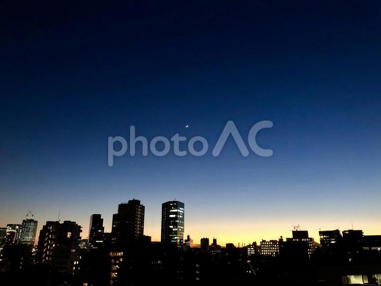 三日月（センター）　都市の夕暮れ　 三日月,都市の夕暮れ,街の明かりの写真素材