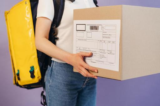 段ボール箱を持つ配達員の女性 配達,デリバリー,配送の写真素材