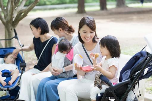 ママ友 母親 育児 ママ友 母親 育児 ママ友,公園,男性の写真素材