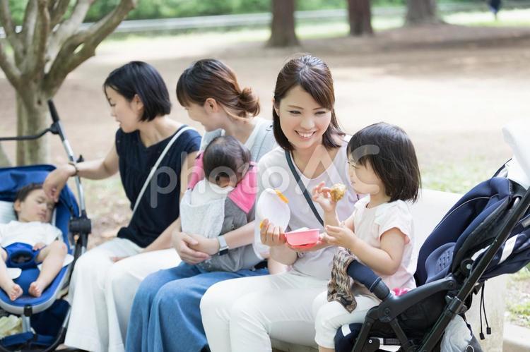 ママ友　母親　育児 ママ友,公園,男性の写真素材