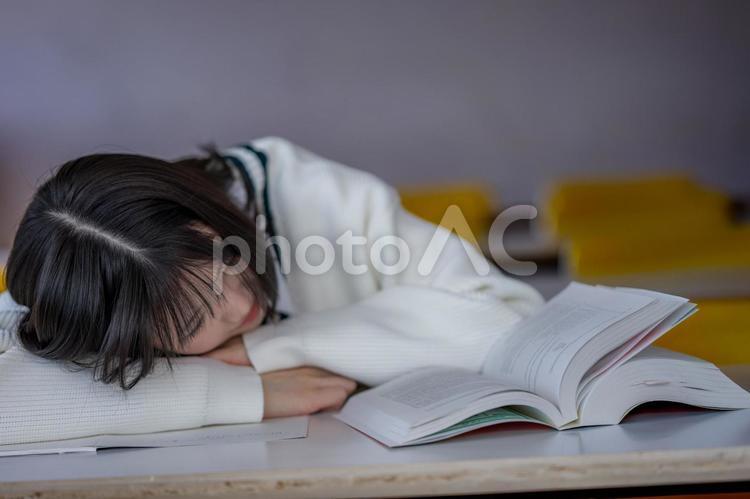 燃え尽き症候群 女子学生,高校生,制服の写真素材