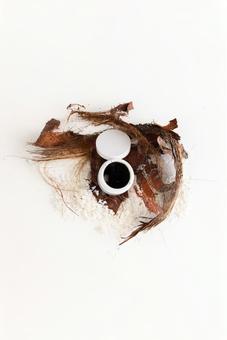 黒いクリームのジャーとドライリーフ 黒いクリームのジャーとドライリーフ モックアップ,物撮り,化粧品の写真素材