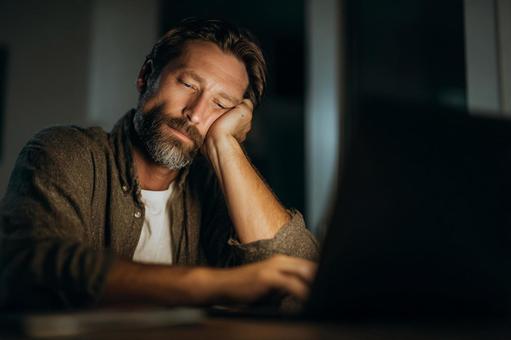 暗闇の中で眠りに落ちる男性の横顔 暗闇の中で眠りに落ちる男性の横顔の写真