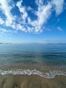 遠くに島 遠くに島 海,空,秋空の写真素材
