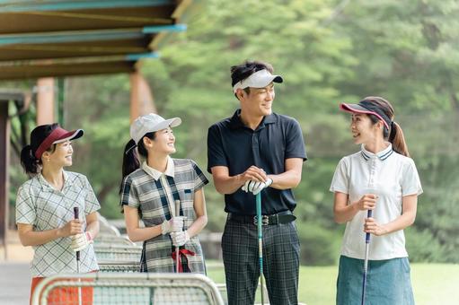 ゴルフ場でレッスンするゴルファーの男女 ゴルフ場でレッスンするゴルファーの男女 ゴルフ,ゴルフ場,ゴルファーの写真素材