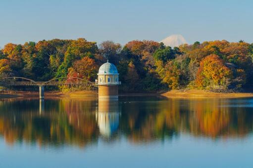 多摩湖の取水塔と紅葉 取水塔,多摩湖,紅葉の写真素材