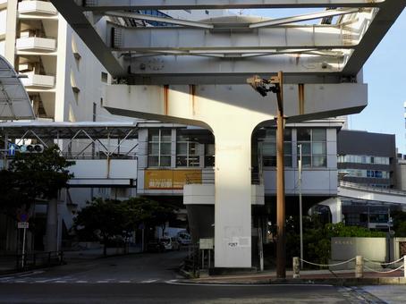早朝のゆいレール県庁前駅 早朝のゆいレール県庁前駅 県庁前駅,ゆいレール,沖縄都市モノレールの写真素材