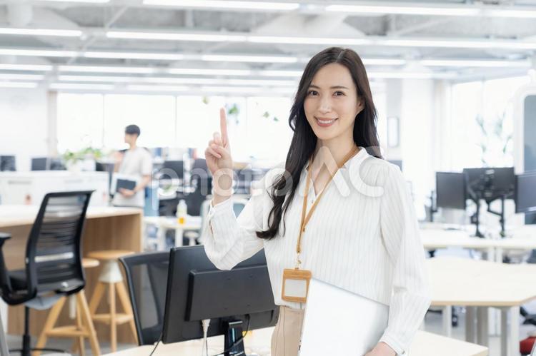 オフィスカジュアルの若い女性エンジニア ビジネス,女性,オフィスの写真素材