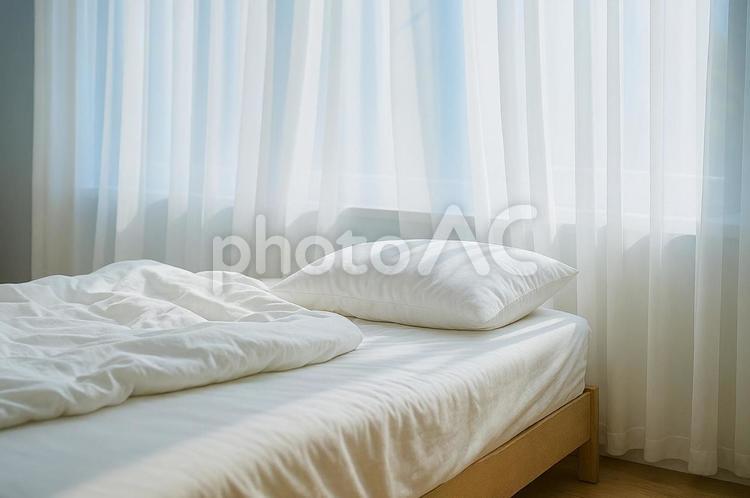 朝の日差しが差し込む白いベッド ベッド,枕,掛け布団の写真素材