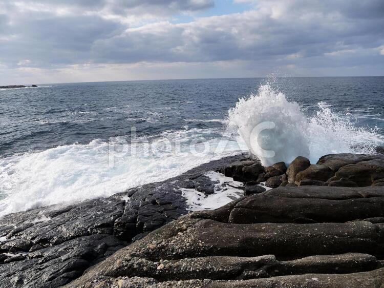 荒波　日本海 荒波,日本海,岩肌の写真素材