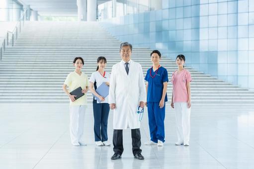 病院で働く医療スタッフ 医師,笑顔,医療スタッフの写真素材