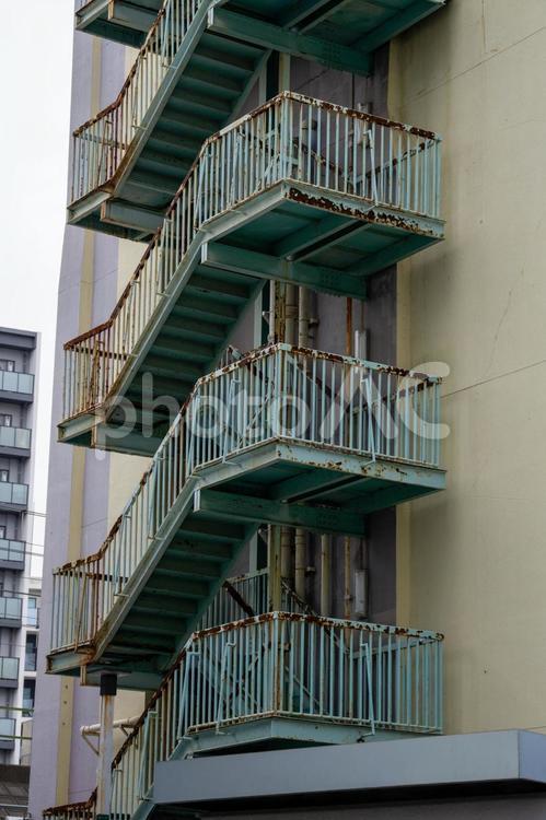 ビルのの避難階段 階段,屋外階段,ビルの写真素材