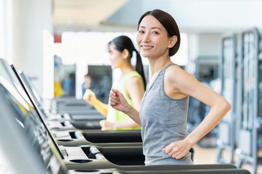 ジムでトレーニングするミドルの女性 ジム,フィットネス,トレーニングの写真素材