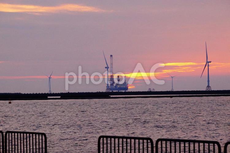 風力発電機設置工事の風景 夕方,発電,空の写真素材