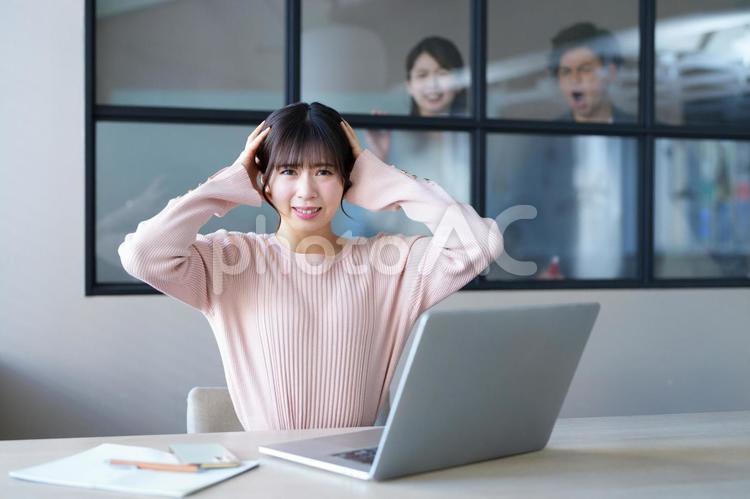 カメラ目線で困った顔の女性と背後の男女 男女,覗く,頭を抱えるの写真素材