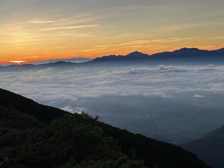 もうすぐ朝日が昇る もうすぐ朝日が昇る 朝日,日の出,大滝山の写真素材