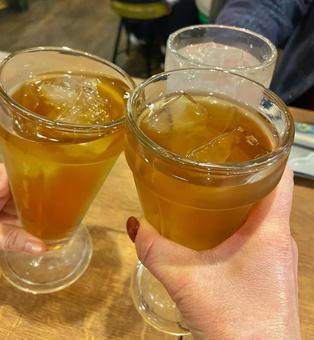 グラスを合わせてお茶で乾杯 グラスを合わせてお茶で乾杯 乾杯,ドリンク,居酒屋の写真素材