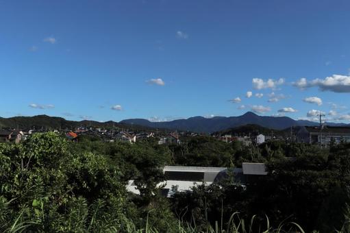 青空に映え山々の上に散らばる白い雲 空,青空,雲の写真素材