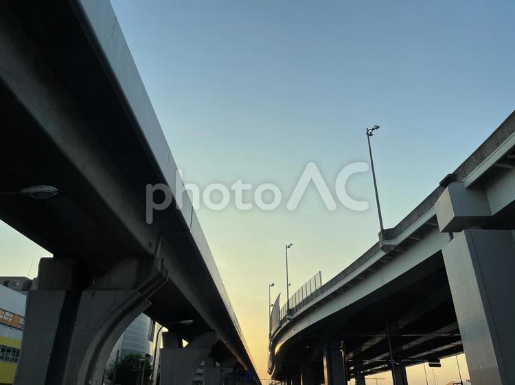 夕暮れの高速道路 高速道路,高架,夕焼けの写真素材