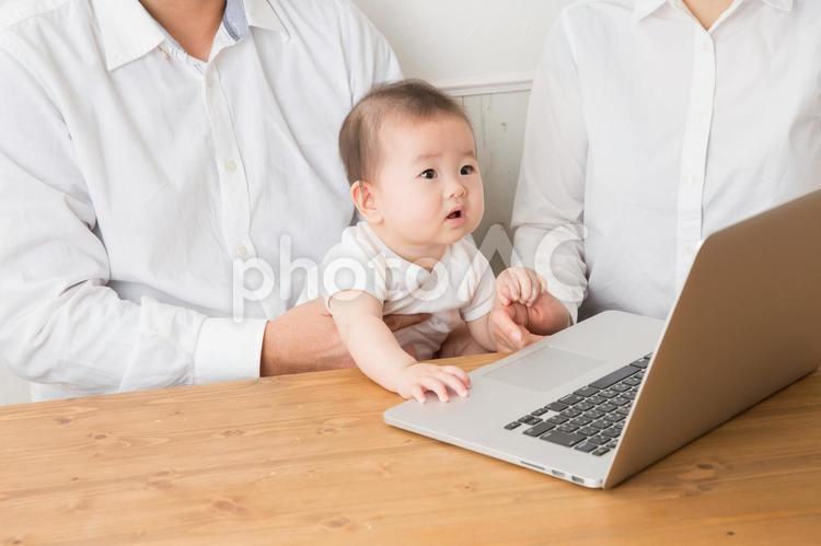 PCで遊ぶ赤ちゃん 赤ちゃん,パソコン,夫婦の写真素材