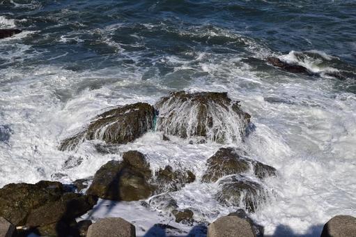 日本海の荒波 山形県庄内海岸 日本海の荒波,荒波,白波の写真素材