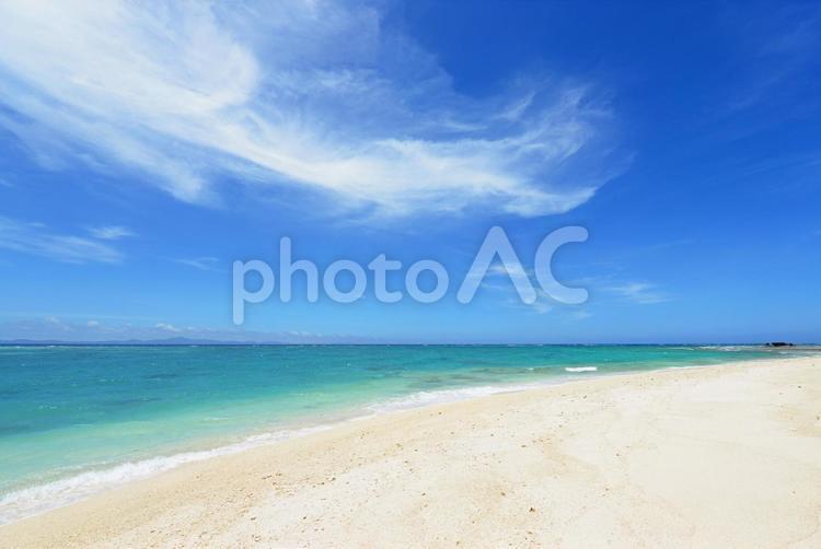 沖縄の美しいビーチとさわやかな空 沖縄,海,ビーチの写真素材