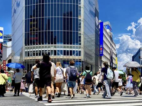 渋谷スクランブル Qフロントに向かって 渋谷スクランブル Qフロントに向かって スクランブル交差点,外国人,インバウンドの写真素材