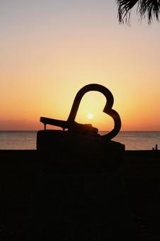 ハートの中で輝く朝日 ハートの中で輝く朝日の写真