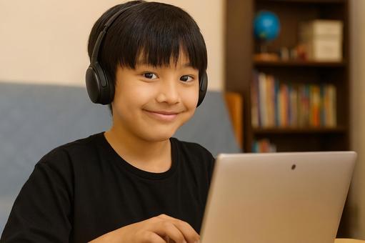ノートパソコンでオンライン学習をする子供 ノートパソコンでオンライン学習をする子供の写真