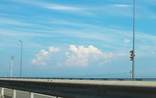 高架橋からの入道雲 高架橋からの入道雲の写真