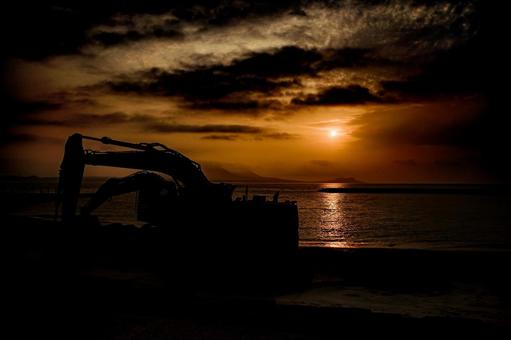 <素材>夜明けの砂浜整地用のショベルカー <素材>夜明けの砂浜整地用のショベルカー 重機,油圧ショベル,ショベルカーの写真素材