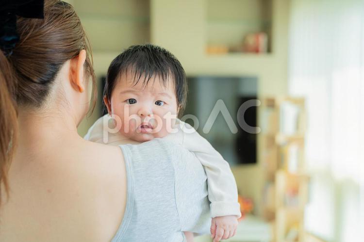 ママの背中と寝起きの赤ちゃん 赤ちゃん,新生児,母親の写真素材