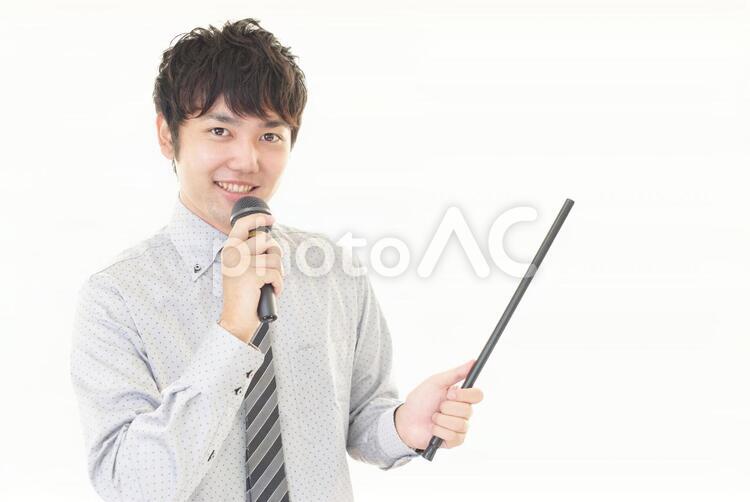 プレゼンをする笑顔のビジネスマン 男性,ビジネスマン,男の写真素材