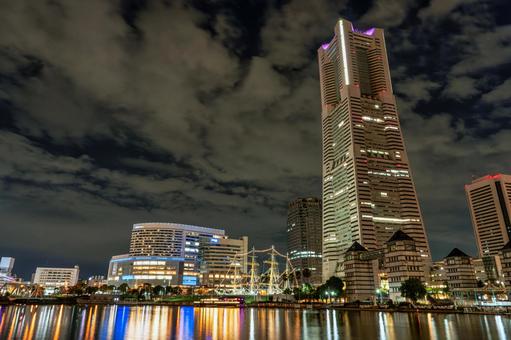みなとみらいで描く未来図 みなとみらいで描く未来図 夜景,みなとみらい,繁華街の写真素材