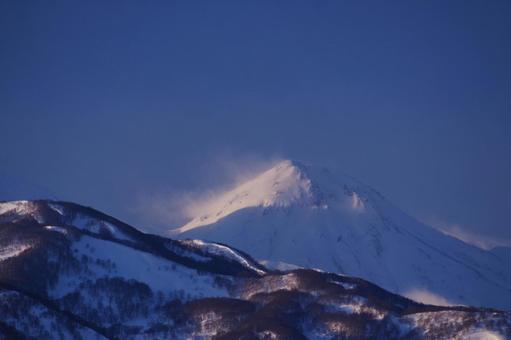 吹雪く山 吹雪く山 雪山,冬,山の写真素材