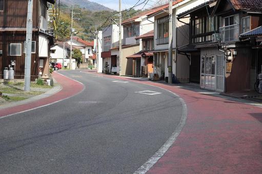 穏やかな町並みのカーブ道 平和な町,道路沿いの民家,田舎の風景の写真素材